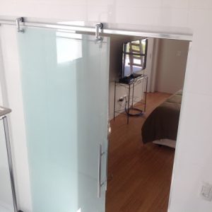 porta-de-correr-de-sala-de-vidro-com-roldanas-aparentes